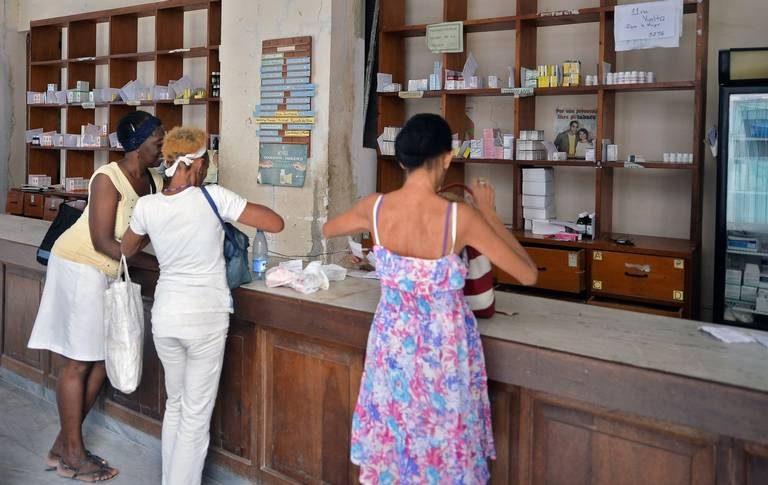 La crisis económica obliga a Cuba a ‘reubicar’ a más de 150 laboratoristas de medicamentos