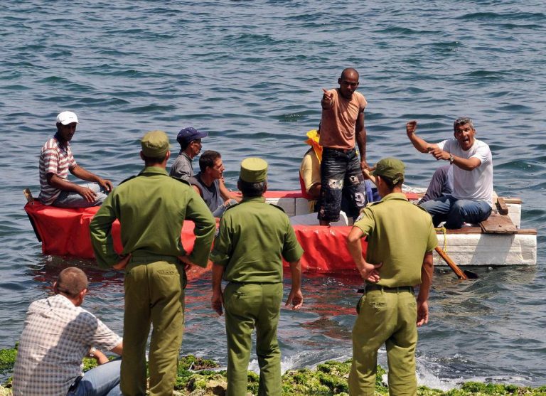 La crisis en Cuba y la tensión con EEUU empuja a más cubanos al mar en balsas y lanchas rápidas