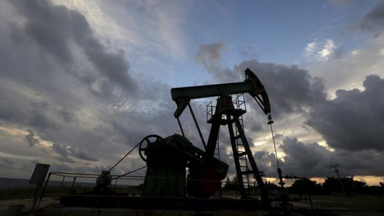 Petróleo cae por temor a una recesión en EEUU