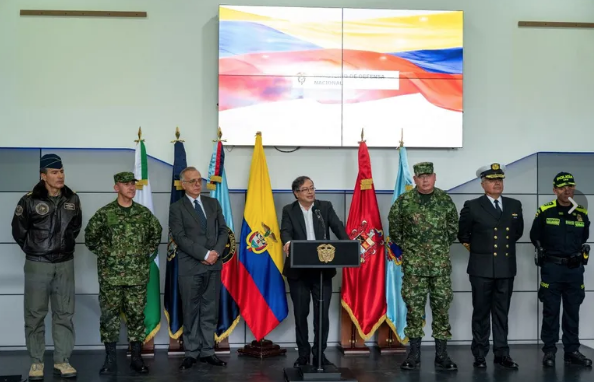 Petro afirma participación de la FARC en atentado a policías