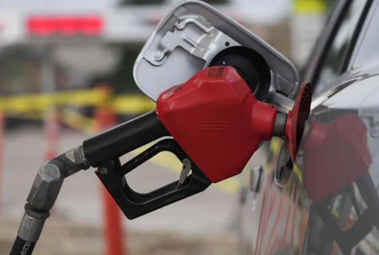 Petro fija aumento mensual del precio de la gasolina