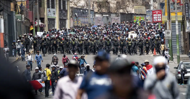 Las autoridades peruanas elevan a 26 el número de muertos en medio de las protestas