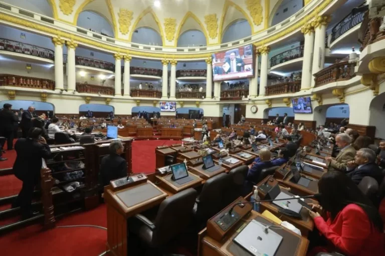 Congreso de Perú aprueba adelantar elecciones generales