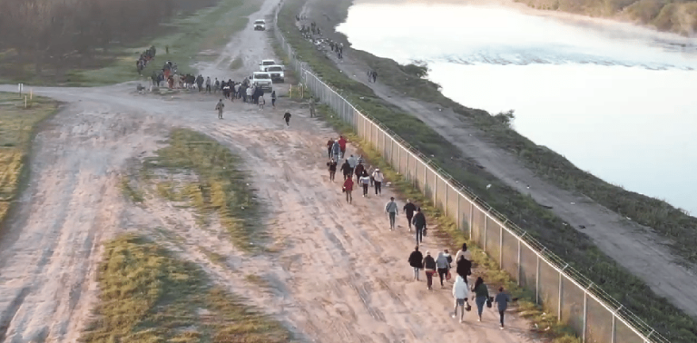 Migrantes venezolanos siguen cruzando hacia EEUU y empeora crisis fronteriza