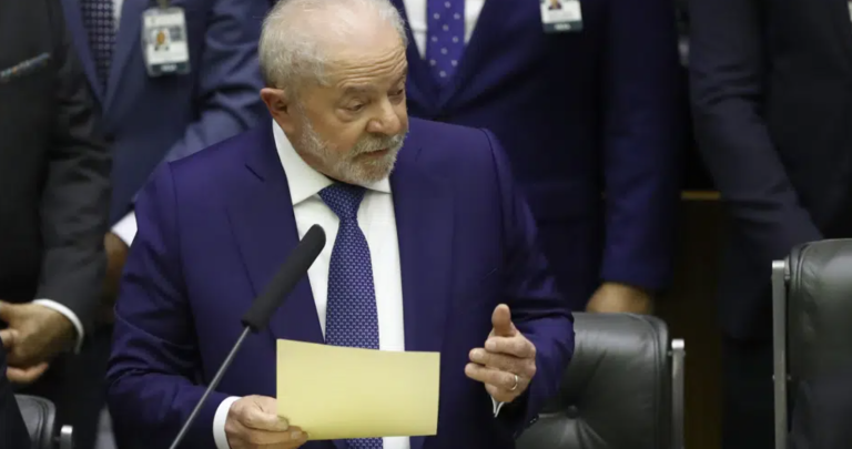 Lula comienza mal, llamando “estupidez” al techo de gasto y aprobando 52 decretos