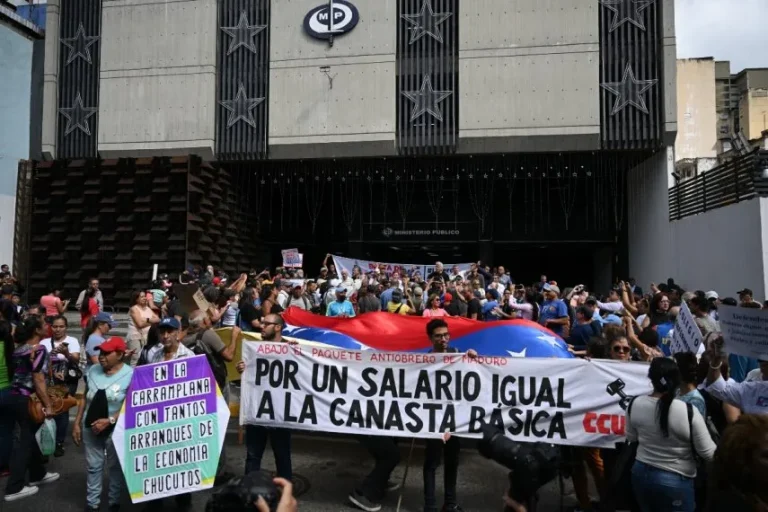 Trabajadores venezolanos ‘celebran’ su día con el salario más bajo