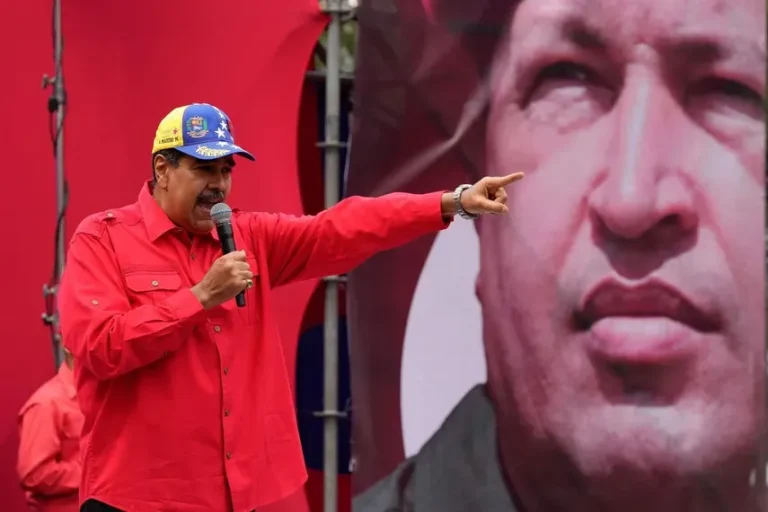 Maduro amenaza con más represalias a defensores de ley Bolívar que veta contratos con su régimen