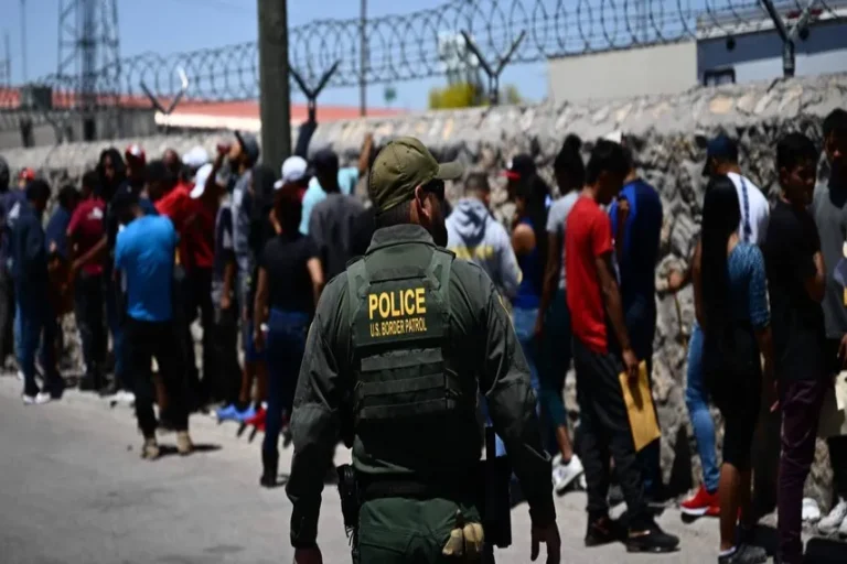 Texas ofrece terrenos para la construcción de centros de deportación de migrantes en la frontera