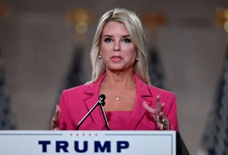 Trump nomina a la exfiscal estatal de Florida Pam Bondi como secretaria de Justicia